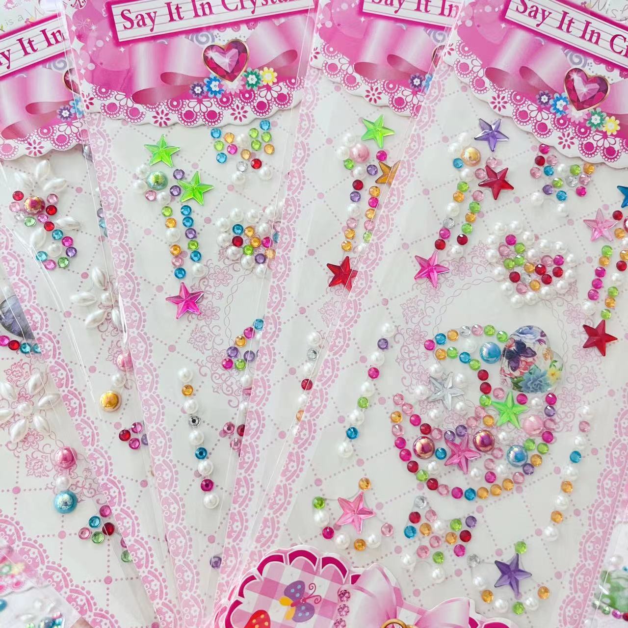 Châu báu bằng tình bạn với trẻ em... dán hình viên kim cương Stereo và công chúa pha lê trong giải New Paste Makergarten.