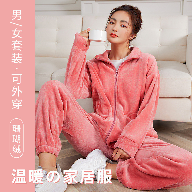 Người phụ nữ xử lý món pyjama bằng san hô, người phụ nữ làm món pyjama mùa đông, người phụ nữ giữ ấm cho chúng.