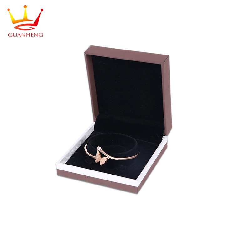 Customize high-quality PU-skin jewelry boxes, pop-up E.O. gift boxes, necklace nails, emulsions.