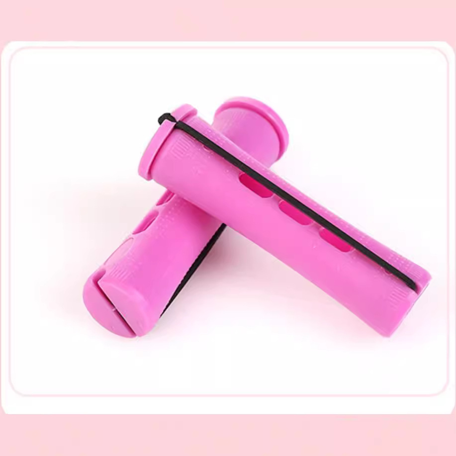 Một thợ làm tóc với một quán bar lạnh và một thợ làm tóc nóng bỏng.