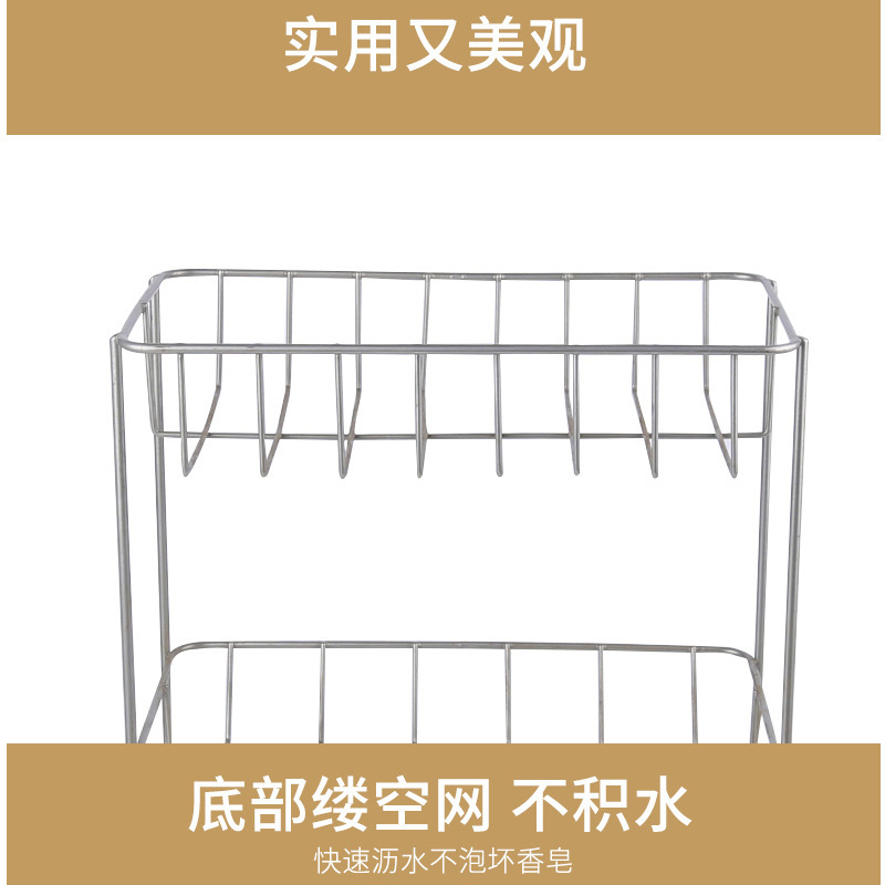 Một cái bạt ba tầng trong nhà bếp để cúng bái.