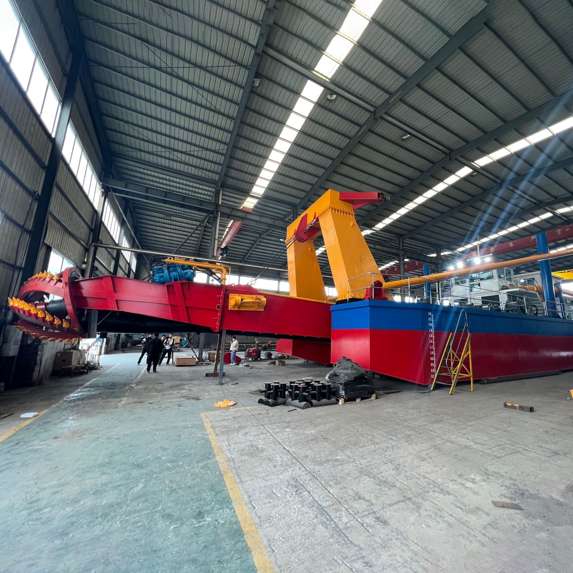Những chiếc thuyền cát dài 10 inch trên bờ, những chiếc thuyền hút cát nhỏ trên đường sông, nhà máy tàu cát ở Shandong.
