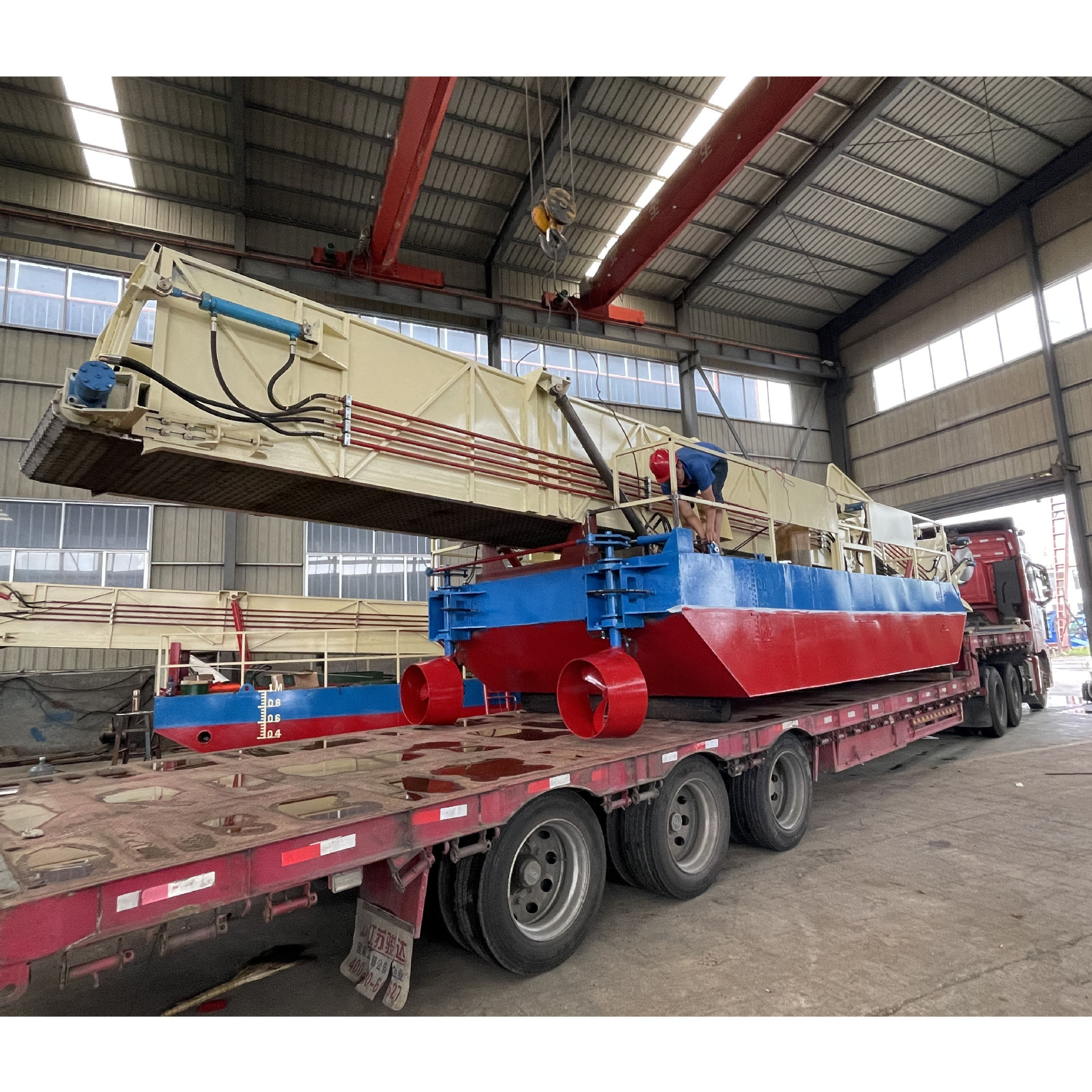 Các hồ chứa nước nhỏ, thuyền đánh cá, tàu nước, thùng rác, thuyền lau nước.
