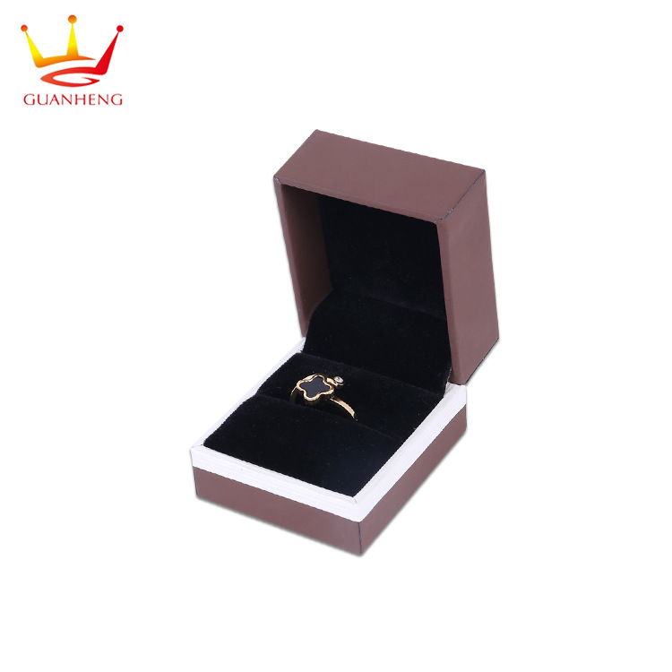 Customize high-quality PU-skin jewelry boxes, pop-up E.O. gift boxes, necklace nails, emulsions.