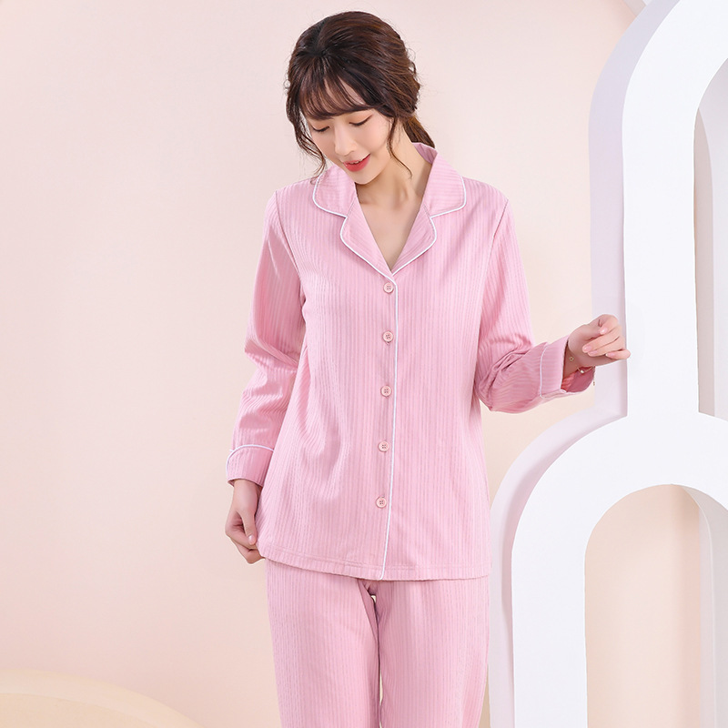Mùa xuân và mùa thu, Cô gái Pemnasium với một đôi tay dài và quần dài và một chiếc váy đẹp và thoải mái cho quý cô.