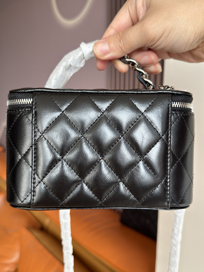 The leather bag, 23k-water diamond make-up box, 24 Klinker chain mirror, cf a package.