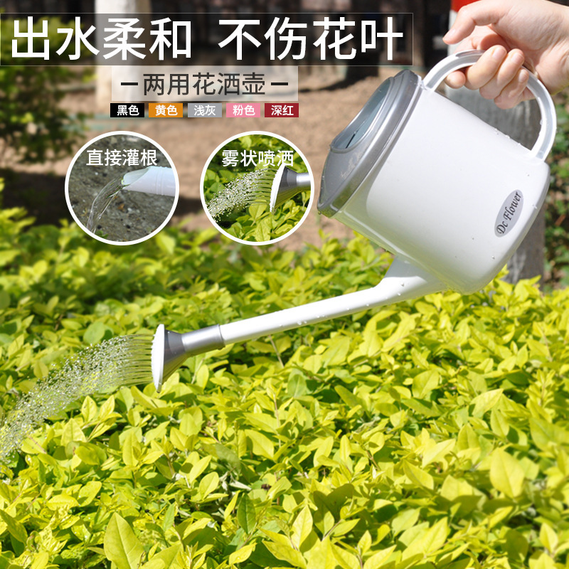 Một chậu hoa làm vườn với một ấm nhựa và nhựa với một bó hoa