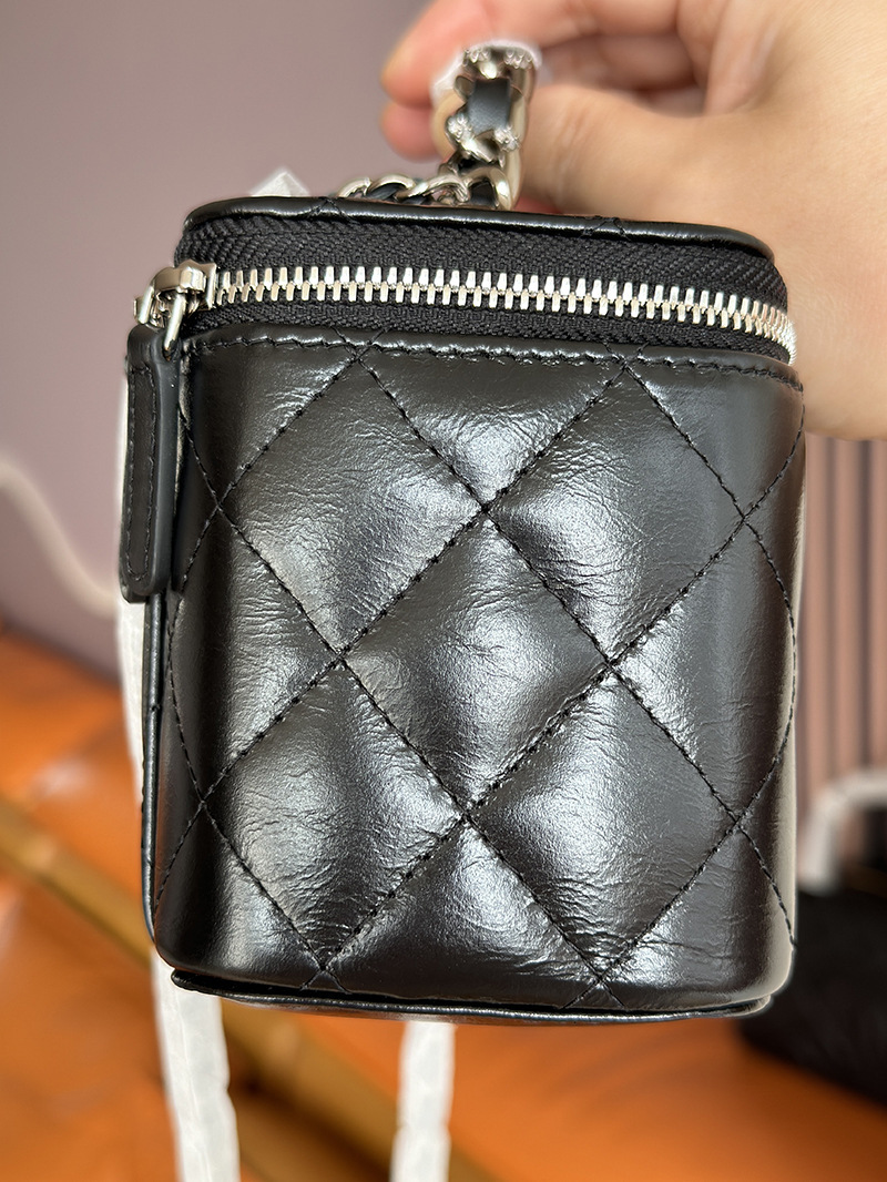 The leather bag, 23k-water diamond make-up box, 24 Klinker chain mirror, cf a package.