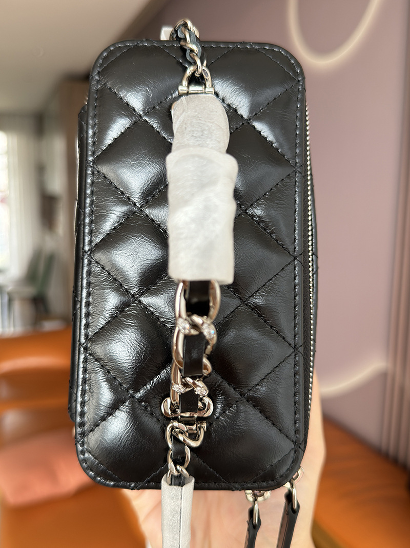 The leather bag, 23k-water diamond make-up box, 24 Klinker chain mirror, cf a package.