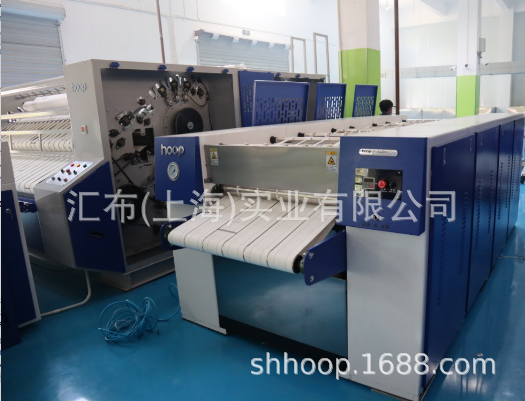 Giường của bệnh viện khách sạn khách sạn khách sạn khách sạn gối được cung cấp với thiết bị ủi gối