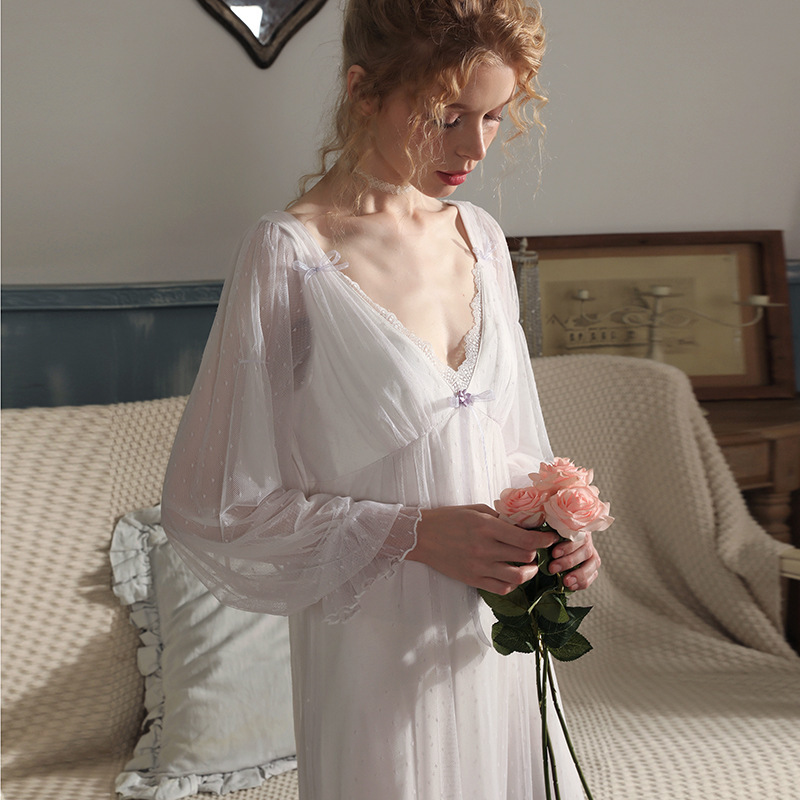 Bộ đồ ngủ kiêu căng đầu tiên của CM, bộ đồ ngủ của Lacey, bộ váy hai tầng của một phụ nữ mặc áo ngực.