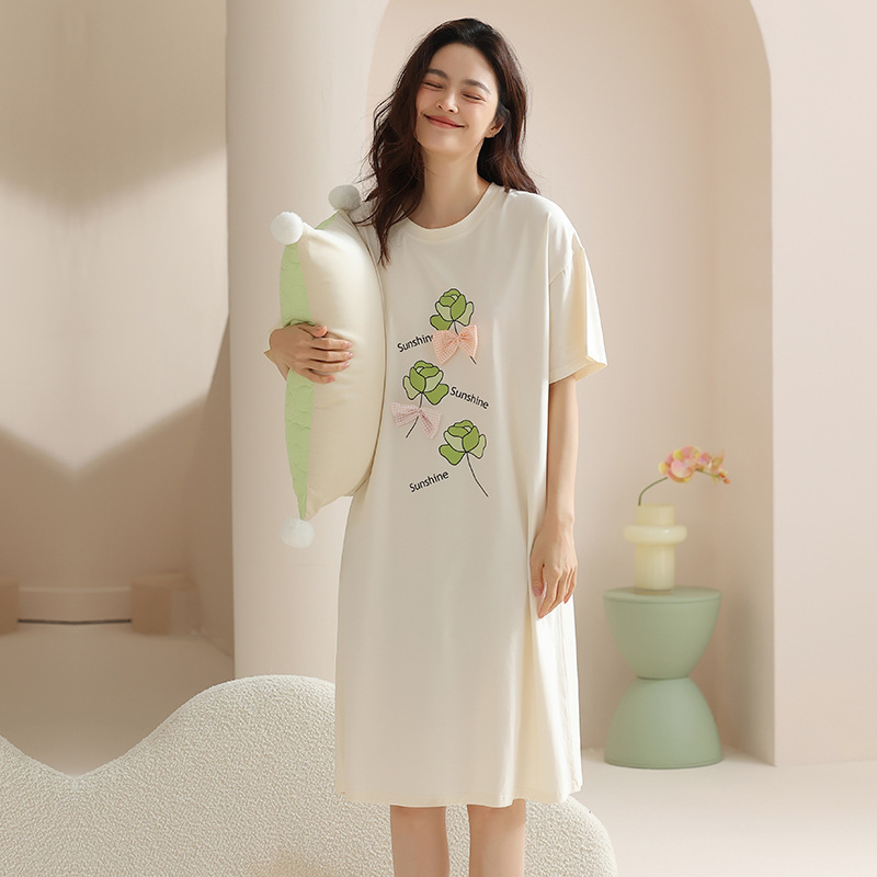 A woman in a cotton pyjamas can wear her hair in a long-term, loose-sleeved sleeping dress for the summer.