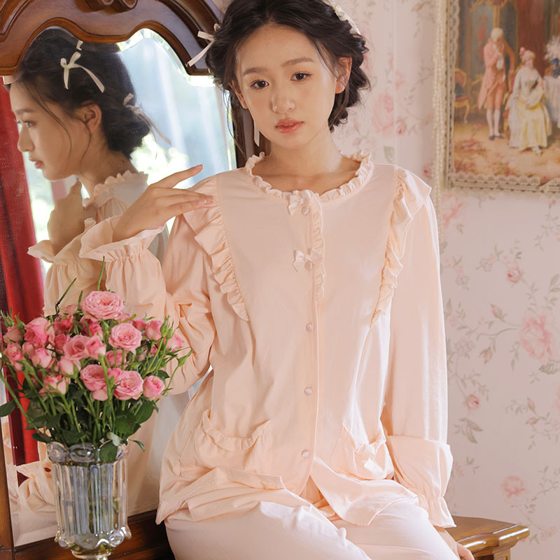 Một cô gái trẻ mặc một bộ đồ ngủ ướt và một người phụ nữ mặc trong một ngôi nhà dài, lỏng lẻo mặc quần áo cũ ngọt ngào và ngọt ngào.