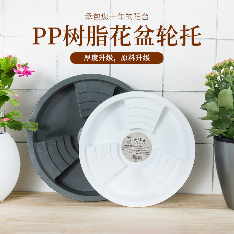 Tiến sĩ Hana đã trực tiếp bán xăng từ căn cứ bánh xe nhựa di động đến thùng.