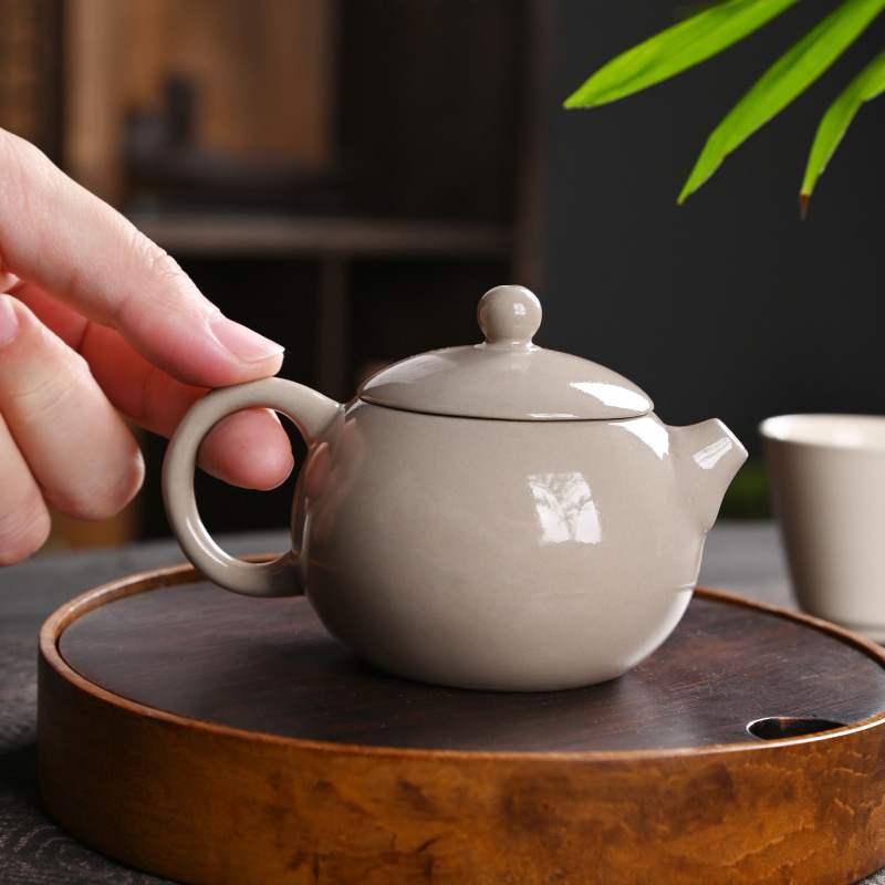 A teapot with a tea pot of grasswood ash tea and tea with a retrograde handmade pot of ceramics.