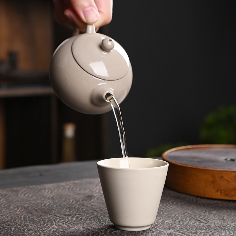 A teapot with a tea pot of grasswood ash tea and tea with a retrograde handmade pot of ceramics.