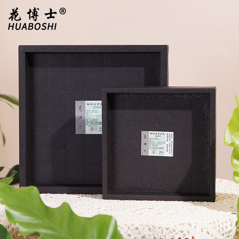 Tiến sĩ Hana bán trực tiếp một bó nhựa thép vuông để làm đậm đà bó hoa.