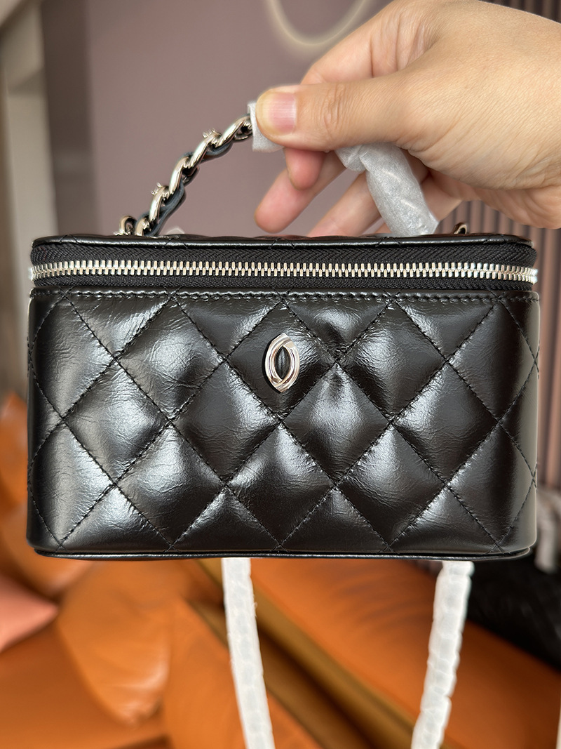 The leather bag, 23k-water diamond make-up box, 24 Klinker chain mirror, cf a package.