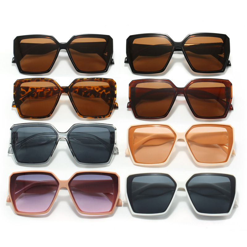 A rectangular sunglasses are suitable for traveling out of the house and riding across the border.