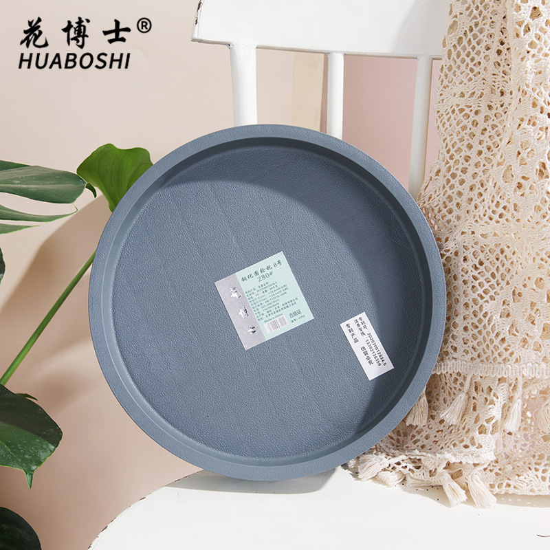 Tiến sĩ Hana, với một cái khay đầy hoa bọc dưới đáy thùng nhựa.
