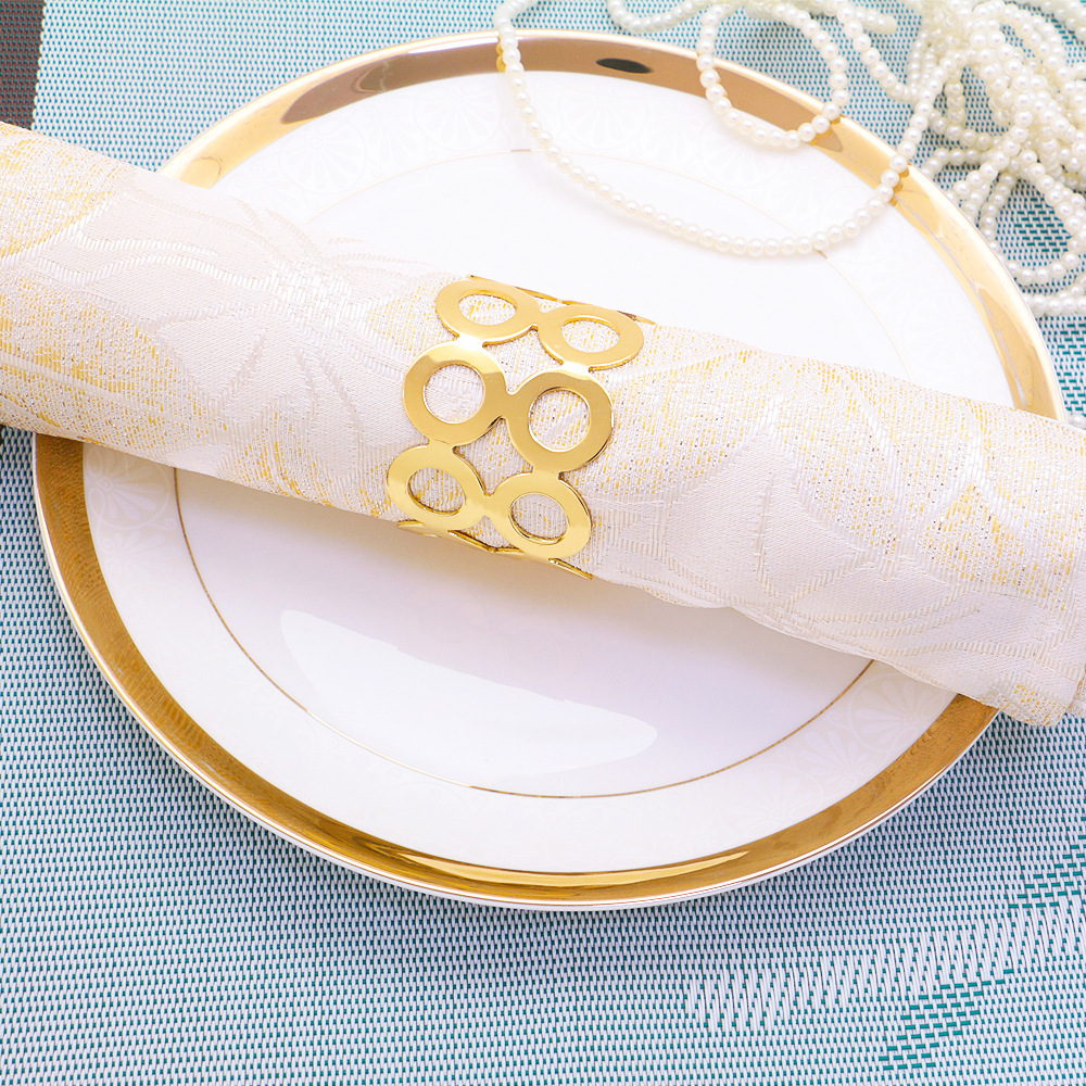 Wholesale hotel feasts with metal napkins, napkin rings, napkins, empty gold and silver napkin buttons.