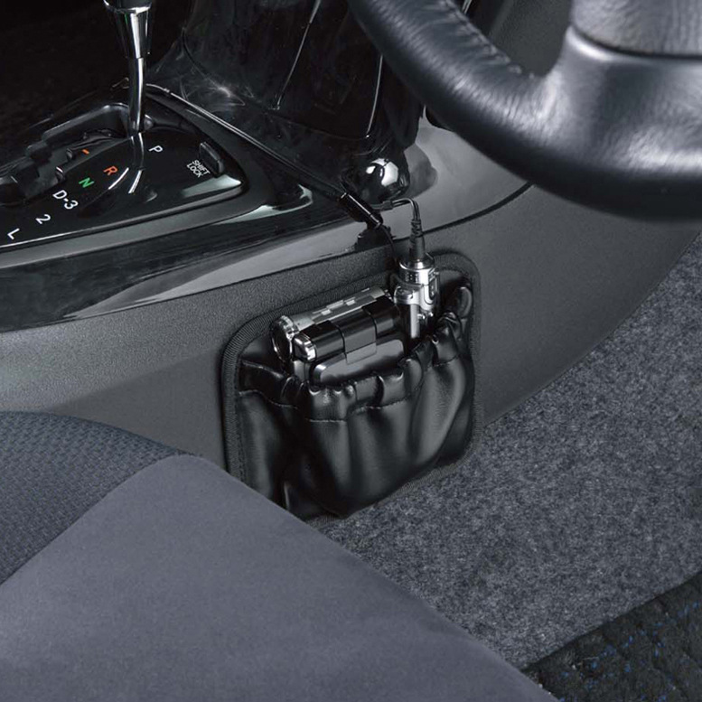 Tinta used a leather storage box seat to collect a car-mounted miscellaneous bag in a shelf.