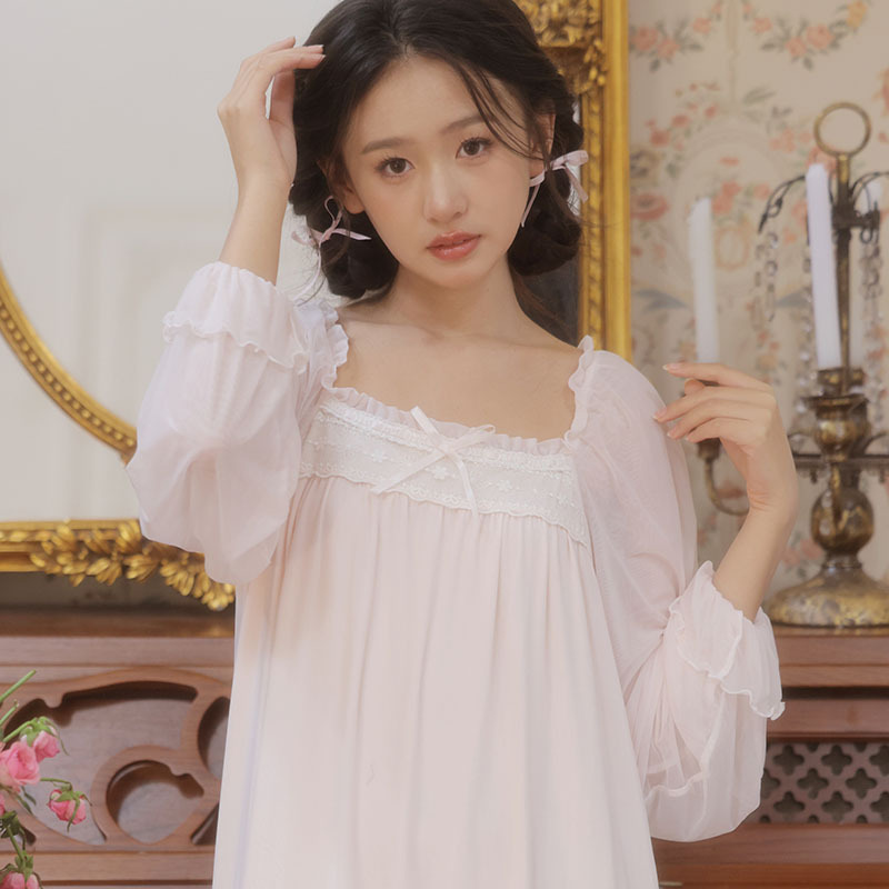 Những chiếc váy ngủ dài duyên dáng của cô gái Pháp ngọt ngào và mềm mại.