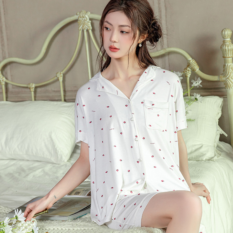 Mordell rất dễ thương và thoải mái với cái quần đùi ngắn gọn.