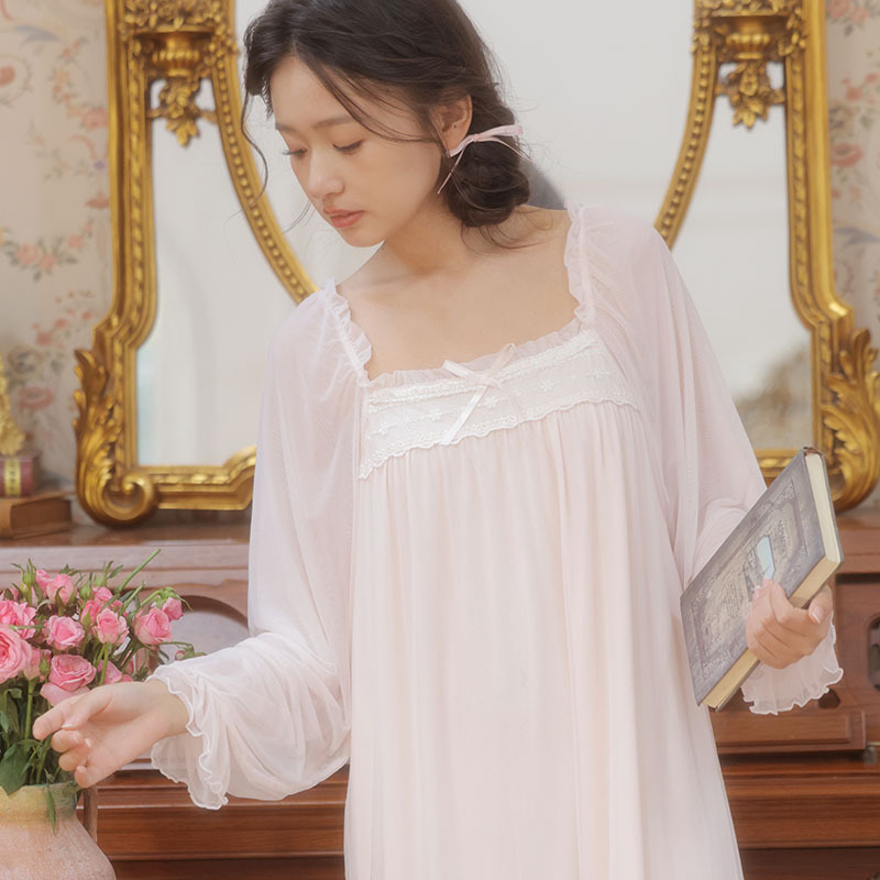 Những chiếc váy ngủ dài duyên dáng của cô gái Pháp ngọt ngào và mềm mại.