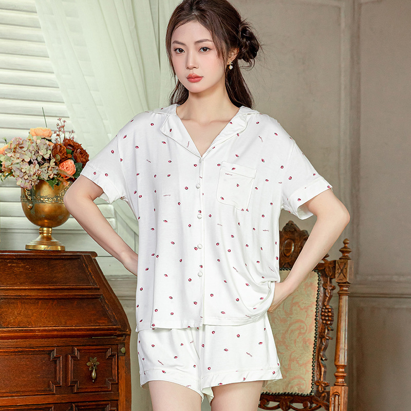Mordell rất dễ thương và thoải mái với cái quần đùi ngắn gọn.