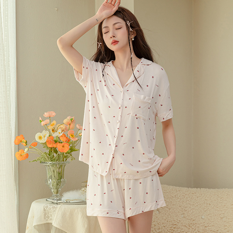 Mordell rất dễ thương và thoải mái với cái quần đùi ngắn gọn.
