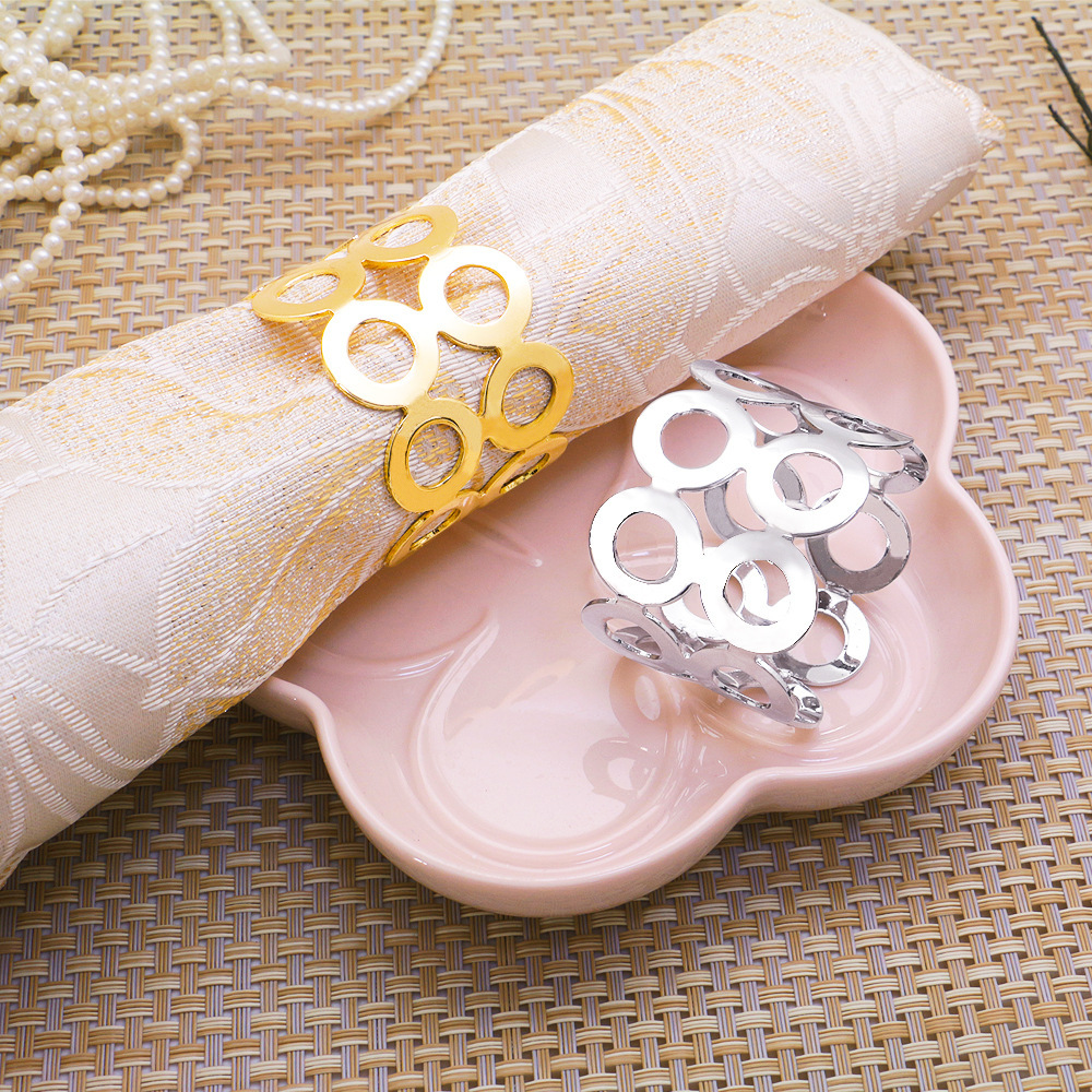 Wholesale hotel feasts with metal napkins, napkin rings, napkins, empty gold and silver napkin buttons.