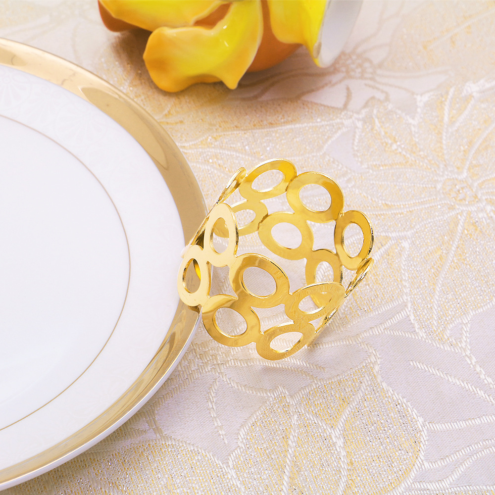 Wholesale hotel feasts with metal napkins, napkin rings, napkins, empty gold and silver napkin buttons.