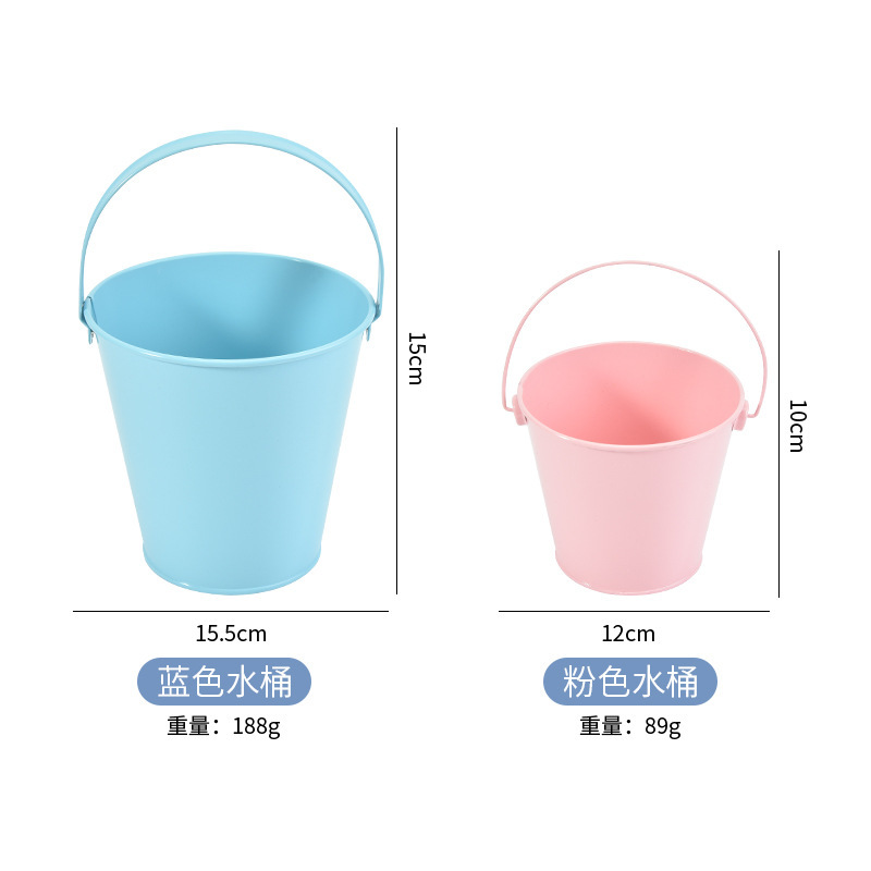 Những bó hoa làm vườn của trẻ em ở ngoài nhà với những xô cát và đồ chơi
