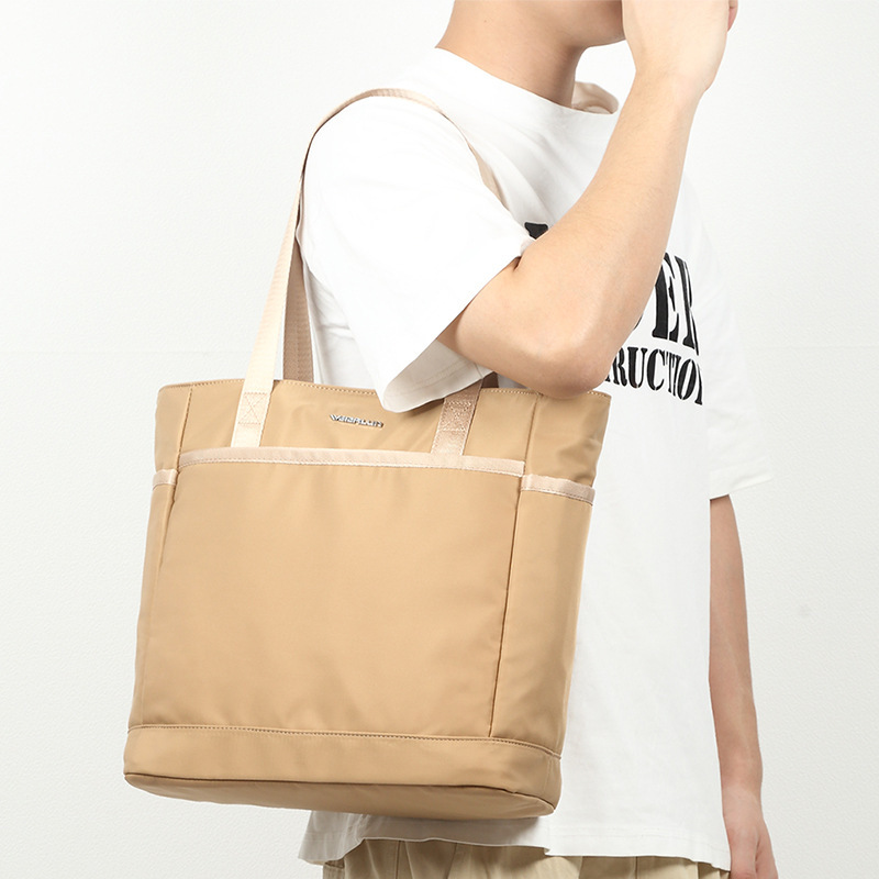 A simple handbag for boys and a one-shoulder bag for school commuters. Tot pack.