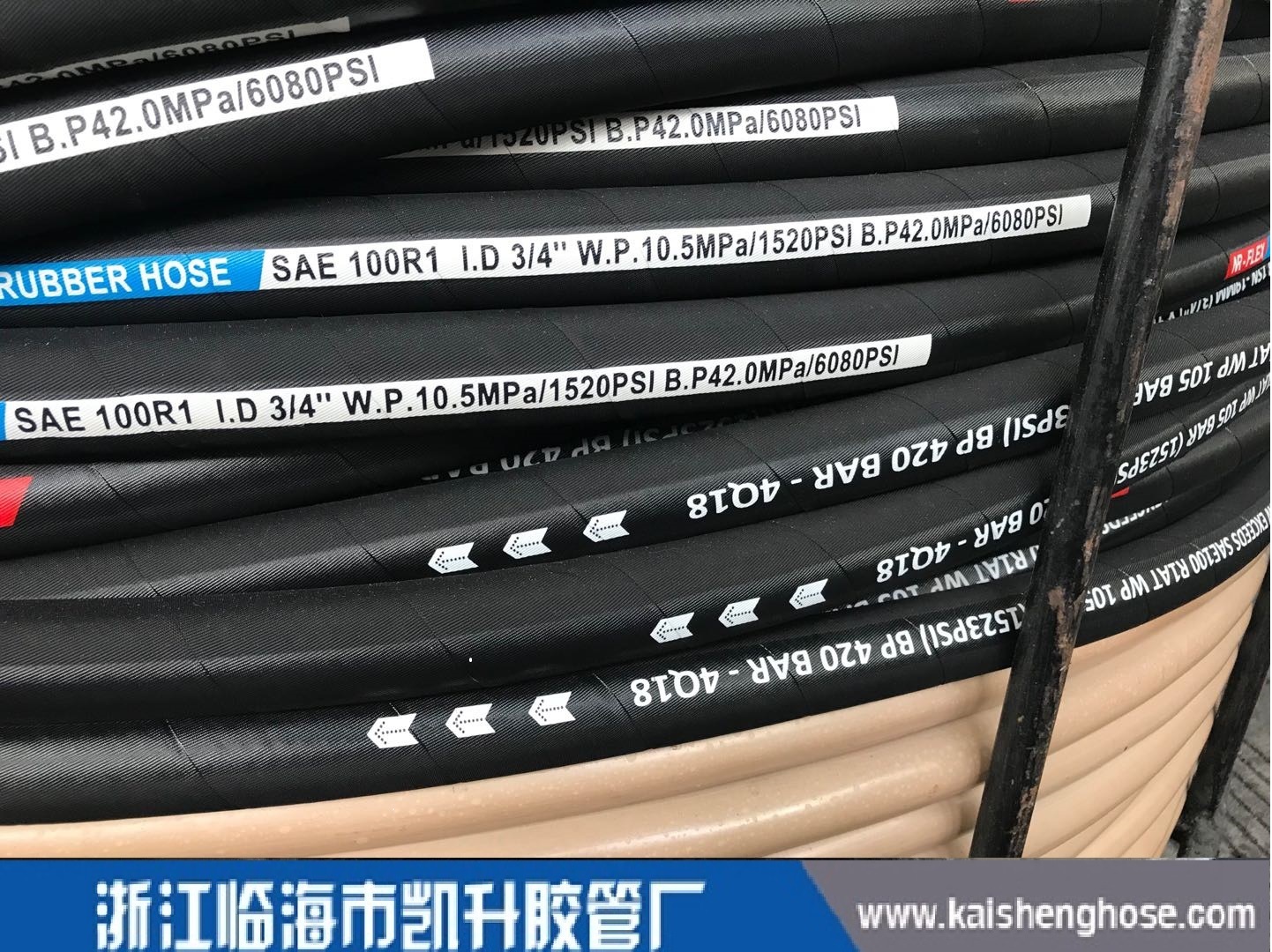 The plant offers wholesale promotion of various specifications of high-pressure steel wire woven rubber hydraulic tubes.