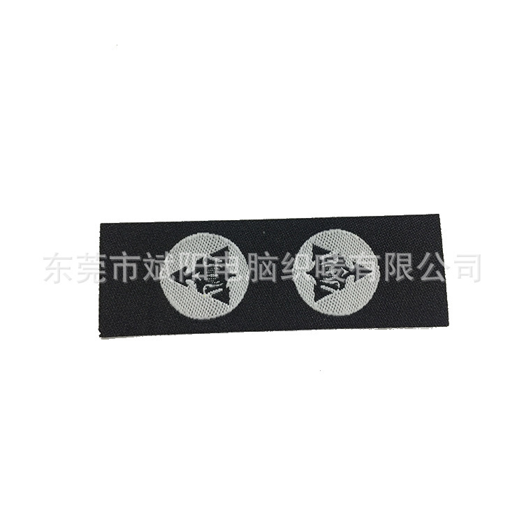 Các nhà sản xuất của công ty, sản xuất những tấm vải dệt có độ dày cao, và họ đã tạo ra một chiếc máy dệt kiểu Thụy Sĩ có hai màu, bằng lụa.