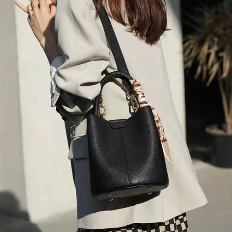 The new 2023 leather-sensor bucket bag, the girl's handbag, and the blue one-side one-shoulder bag.