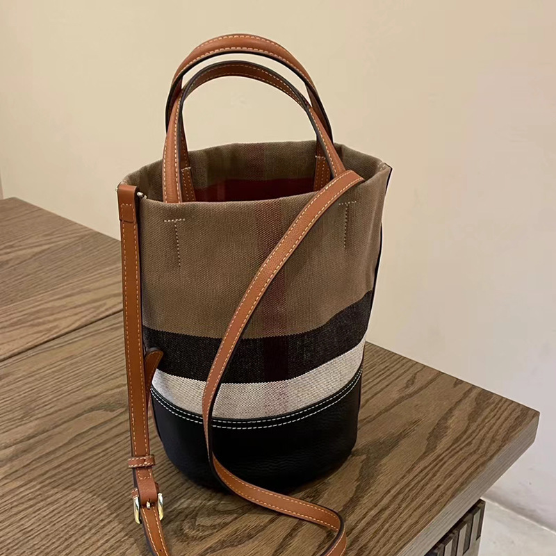 A new 2024, high-profile canvas handbag with a cow's-skin bag with a limousine bucket bag with one-shoulder slop bag.