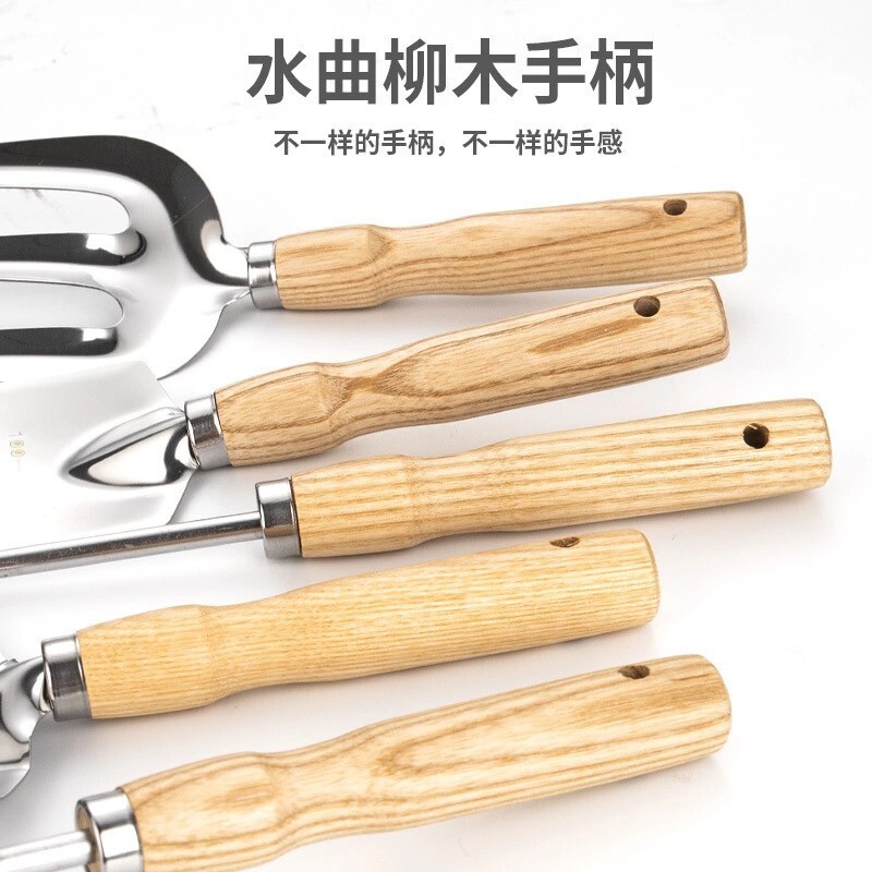 Hàng tồn kho của một dụng cụ trồng thép mở để trồng rau ngoài nhà.