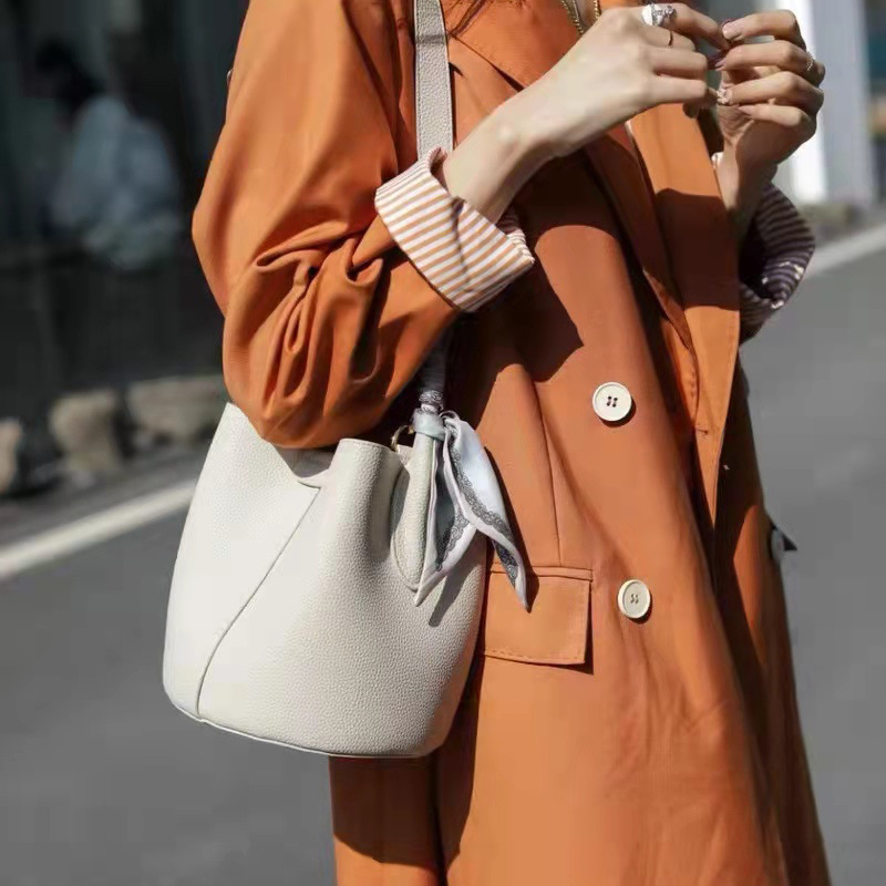 The new 2023 leather-sensor bucket bag, the girl's handbag, and the blue one-side one-shoulder bag.