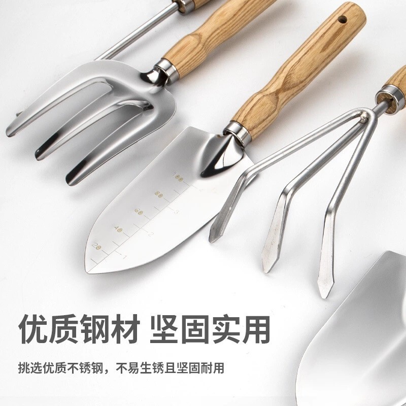 Hàng tồn kho của một dụng cụ trồng thép mở để trồng rau ngoài nhà.