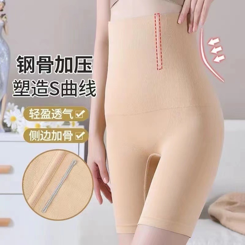 Sau khi giao hàng, nhà sản xuất hàng hóa, cô ấy có bụng, hông và quần nhựa.