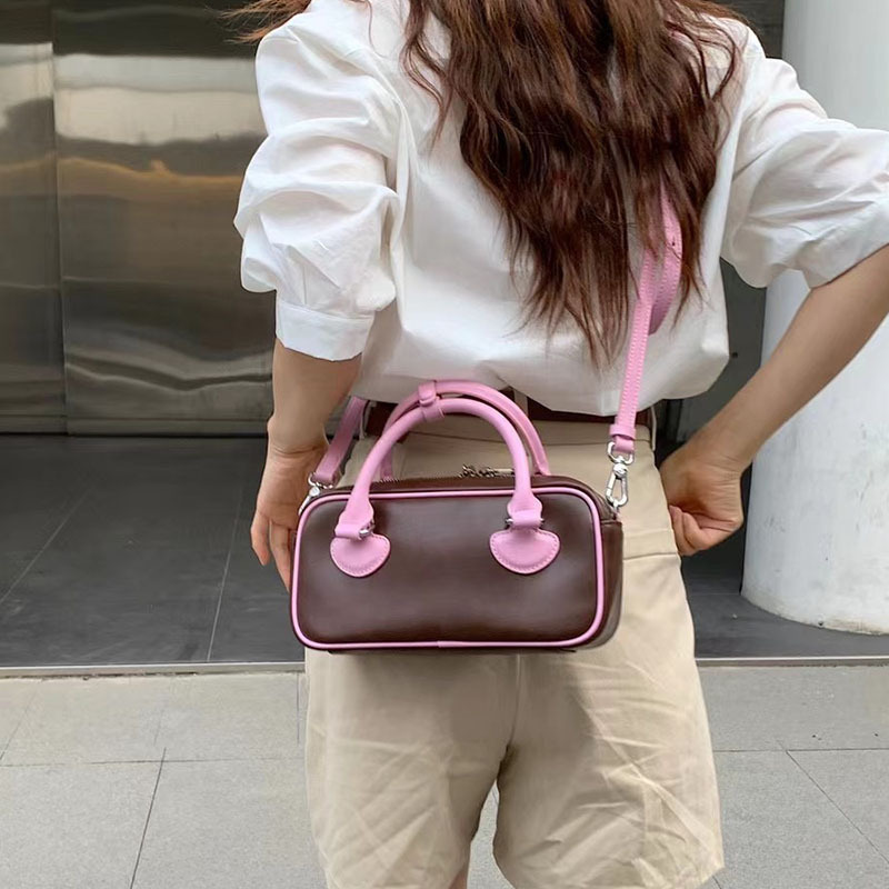 A new 2024 squint bag for a girl, a small bun designed for a girl with a one-handed handbag.