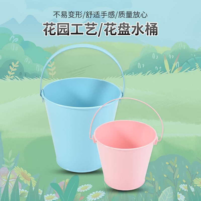 Những bó hoa làm vườn của trẻ em ở ngoài nhà với những xô cát và đồ chơi