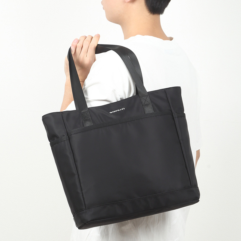 A simple handbag for boys and a one-shoulder bag for school commuters. Tot pack.