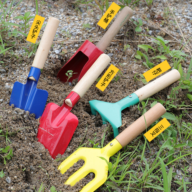 Ngoài nhà trồng thảo mộc với xẻng biển và bộ đồ chơi cho trẻ em