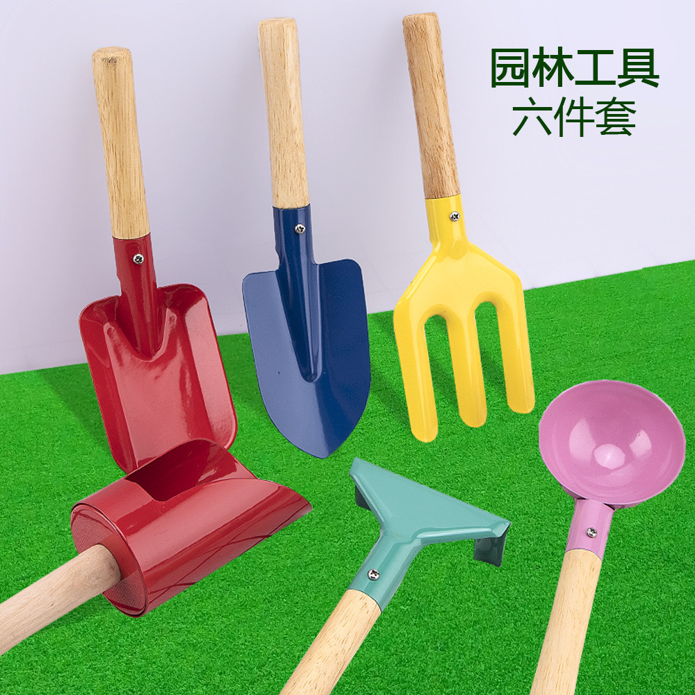 Ngoài nhà trồng thảo mộc với xẻng biển và bộ đồ chơi cho trẻ em