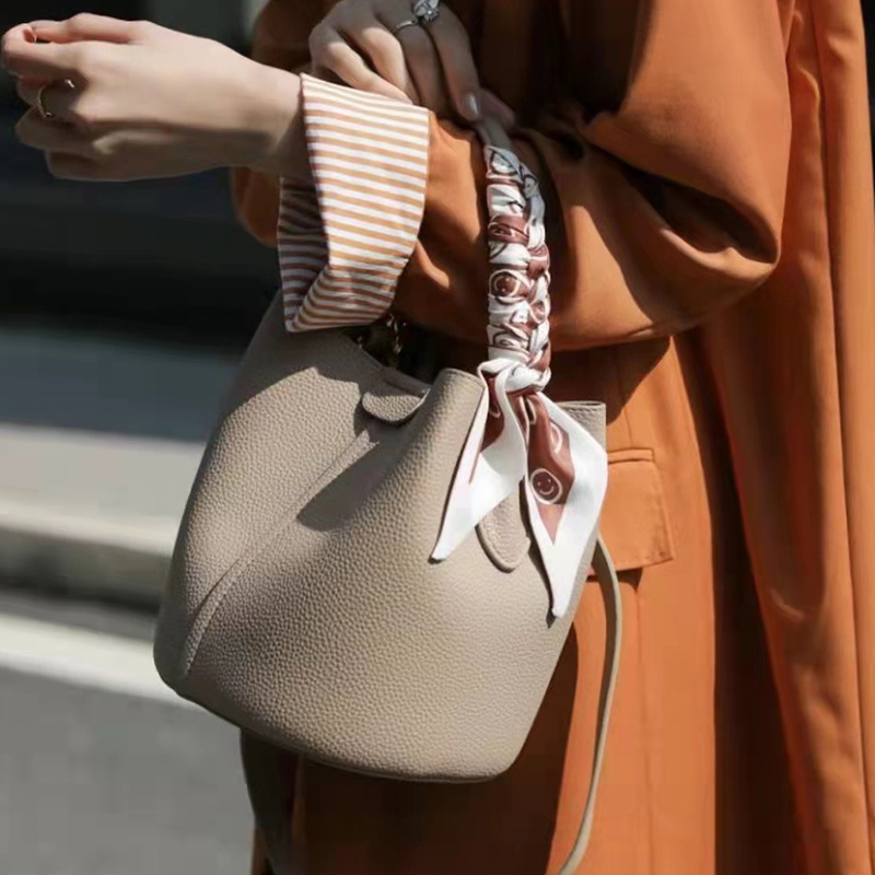 The new 2023 leather-sensor bucket bag, the girl's handbag, and the blue one-side one-shoulder bag.