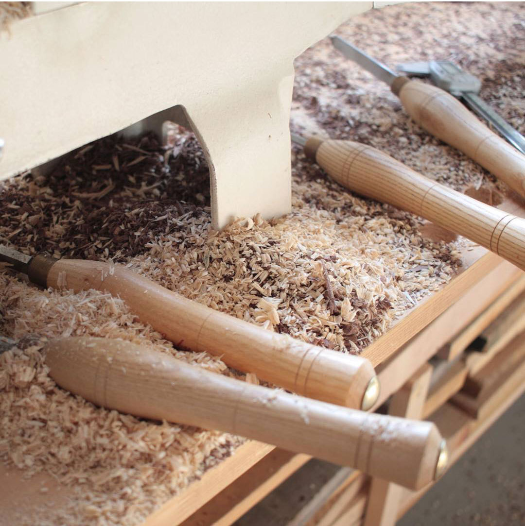 The carpentry knife used to hold a wooden wheeler's blade with a high-speed steel and a contraption knife.